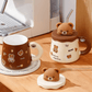 Kawaii Kop - Sød Bjørneformet Keramikkrus med Låg og Stor Kapacitet til Kaffe, Mælk og Drikkevarer med Sugerør - FoxBox